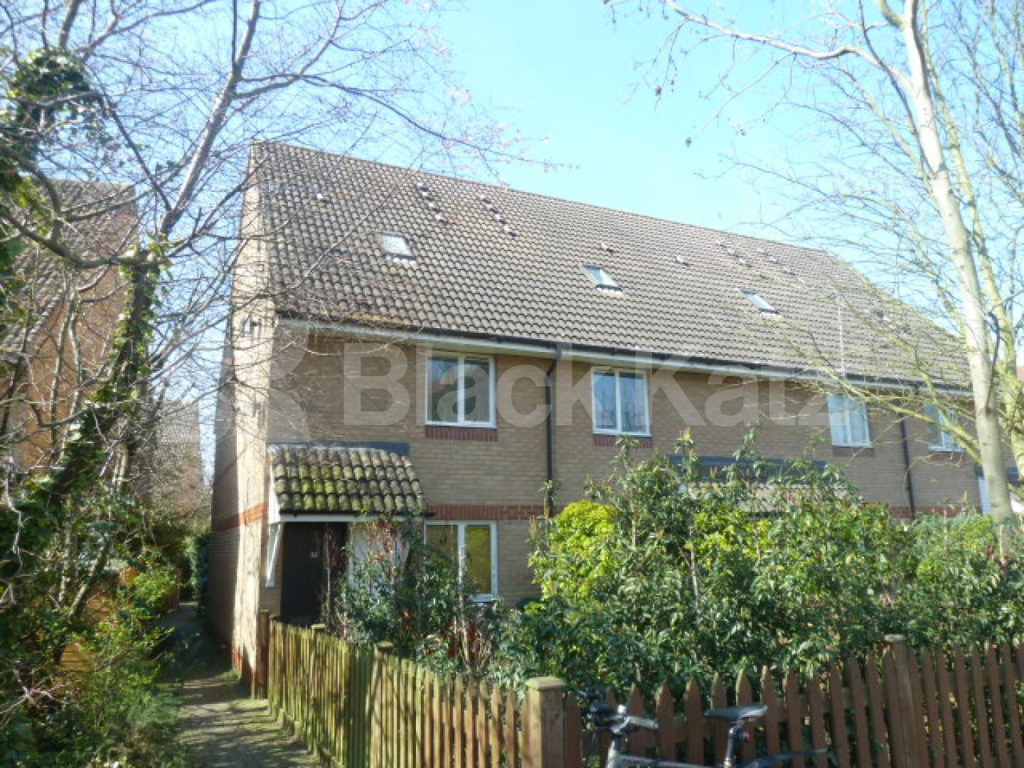 			SPLIT LEVEL 2 BEDROOM FLAT WITH GARDEN, 2 Bedroom, 1 bath, 1 reception Flat			 Bunning Way , ISLINGTON-CALEDONIAN ROAD-KINGS CROSS