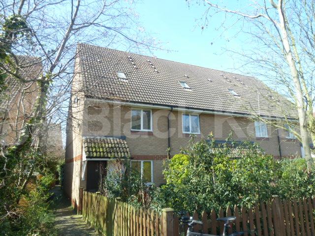 			SPLIT LEVEL 2 BEDROOM FLAT WITH GARDEN, 2 Bedroom, 1 bath, 1 reception Flat			 Bunning Way , ISLINGTON-CALEDONIAN ROAD-KINGS CROSS