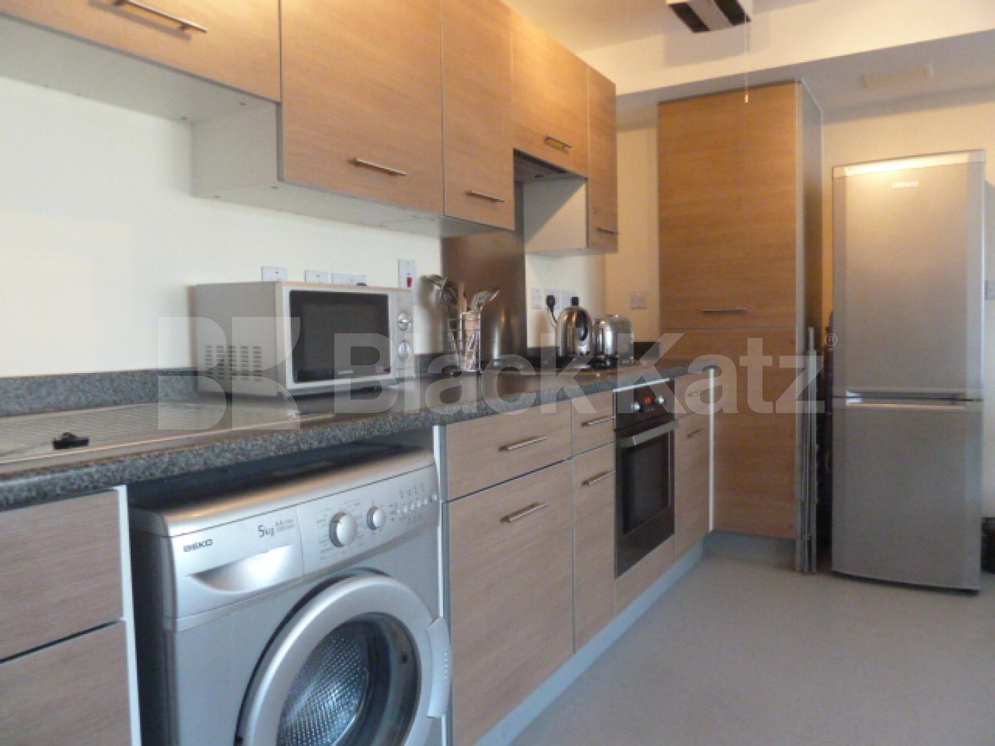 			SPACIOUS 1 BEDROOM FLAT RIGHT BY CALEDONIAN ROAD TUBE STATION, 1 Bedroom, 1 bath, 1 reception Flat			 Caledonian Road, CALEDONIAN ROAD