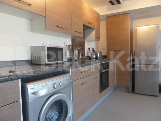 			SPACIOUS 1 BEDROOM FLAT RIGHT BY CALEDONIAN ROAD TUBE STATION, 1 Bedroom, 1 bath, 1 reception Flat			 Caledonian Road, CALEDONIAN ROAD