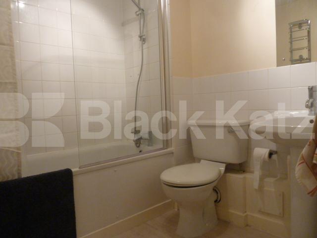 			SPACIOUS 1 BEDROOM FLAT RIGHT BY CALEDONIAN ROAD TUBE STATION, 1 Bedroom, 1 bath, 1 reception Flat			 Caledonian Road, CALEDONIAN ROAD