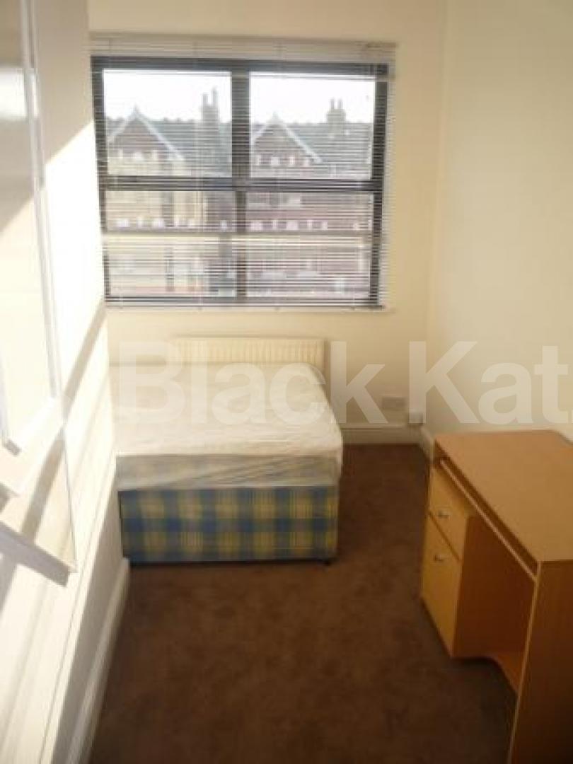 			3 Bedroom, 1 bath, 1 reception Flat			 Colney Hatch Lane, MUSWELL HILL