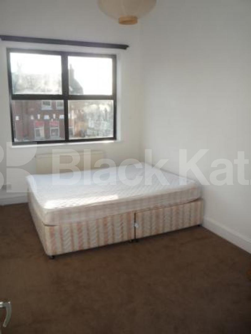 			3 Bedroom, 1 bath, 1 reception Flat			 Colney Hatch Lane, MUSWELL HILL