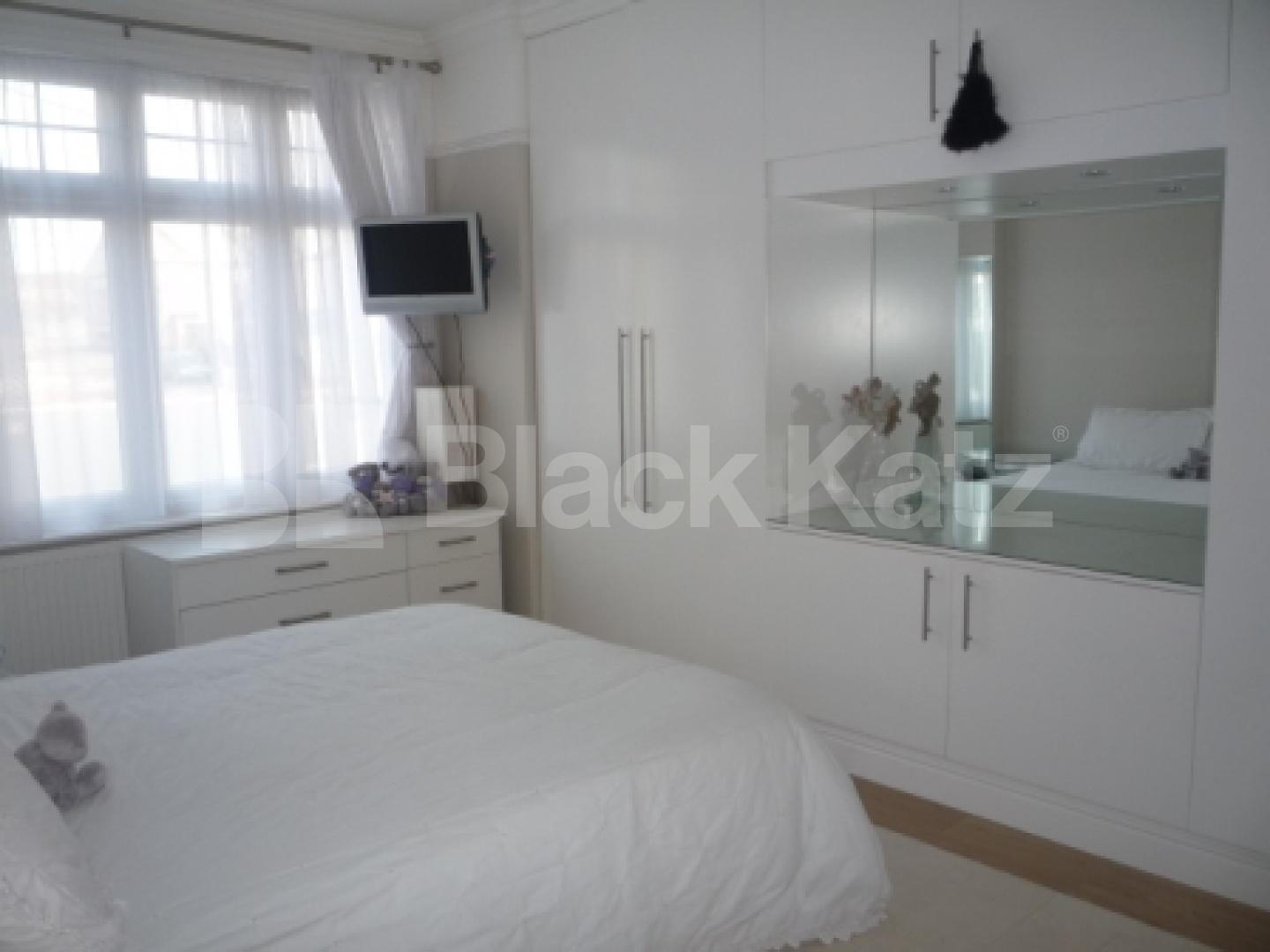 			3 Bedroom, 1 bath, 1 reception Flat			 Colney Hatch Lane, MUSWELL HILL