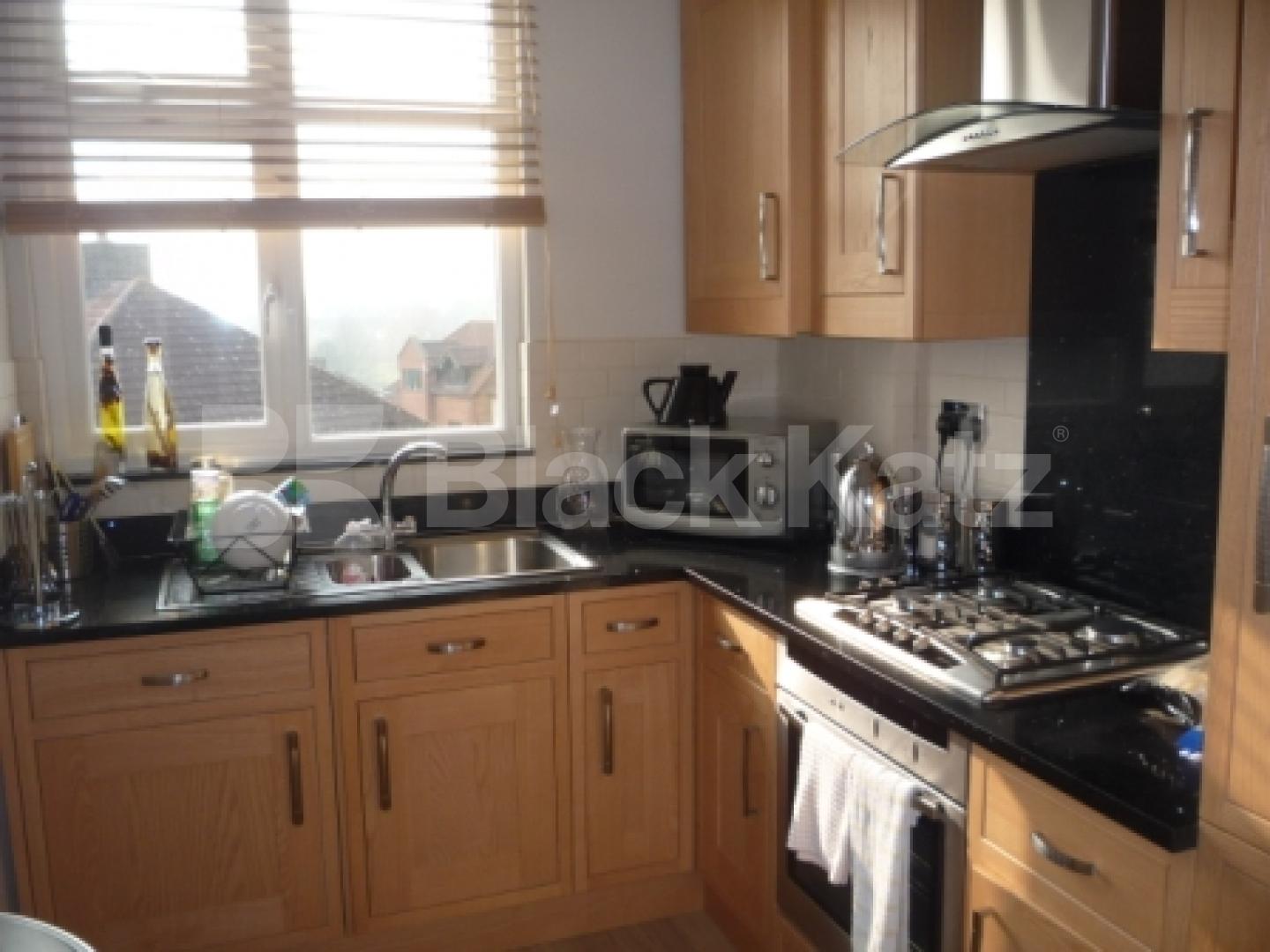 			3 Bedroom, 1 bath, 1 reception Flat			 Colney Hatch Lane, MUSWELL HILL