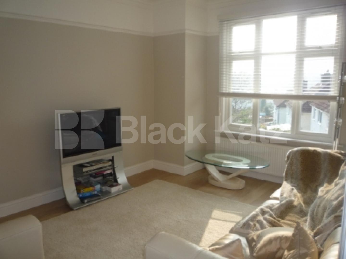 			3 Bedroom, 1 bath, 1 reception Flat			 Colney Hatch Lane, MUSWELL HILL