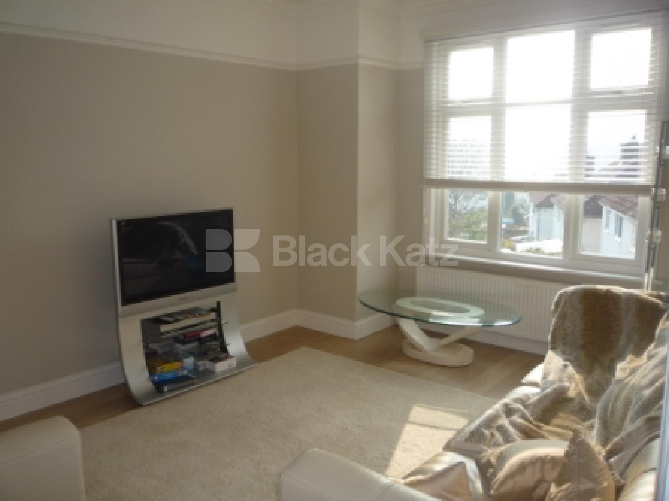 			3 Bedroom, 1 bath, 1 reception Flat			 Colney Hatch Lane, MUSWELL HILL N10