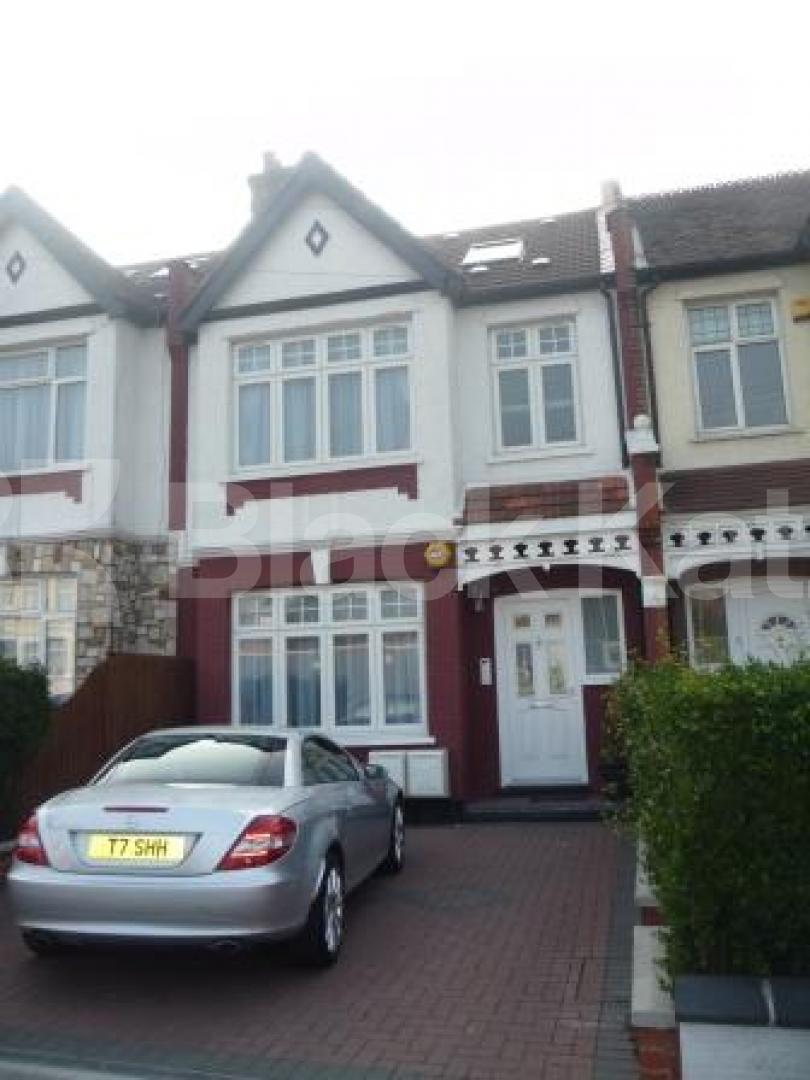 			3 Bedroom, 1 bath, 1 reception Flat			 Colney Hatch Lane, MUSWELL HILL