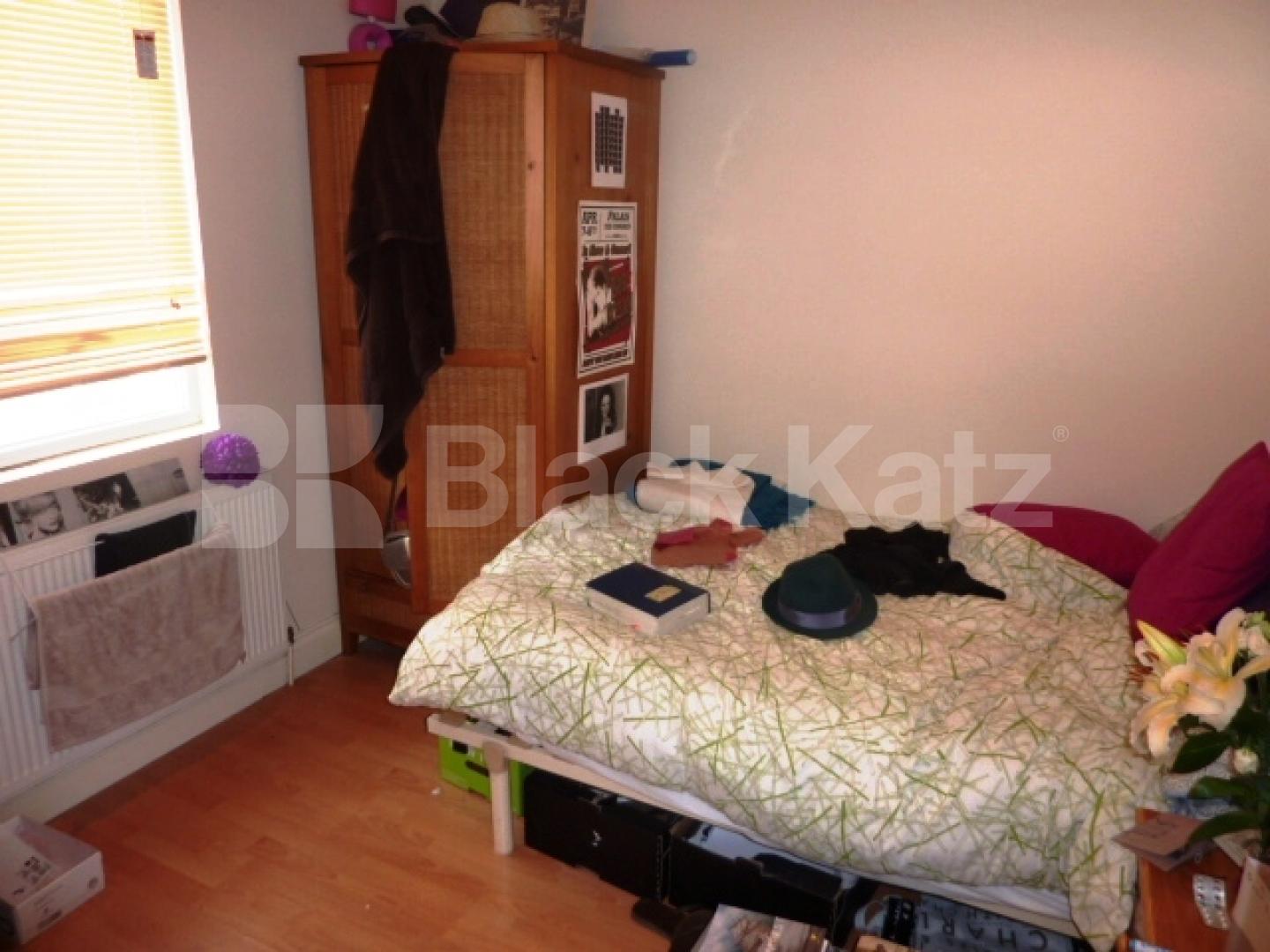 			GREAT LOCATION FOR ALL CENTRAL LONDON UNIVERSITEIES, 3 Bedroom, 1 bath, 1 reception Flat			 Kings Cross Road, KINGS CROSS-RUSSELL SQUARE