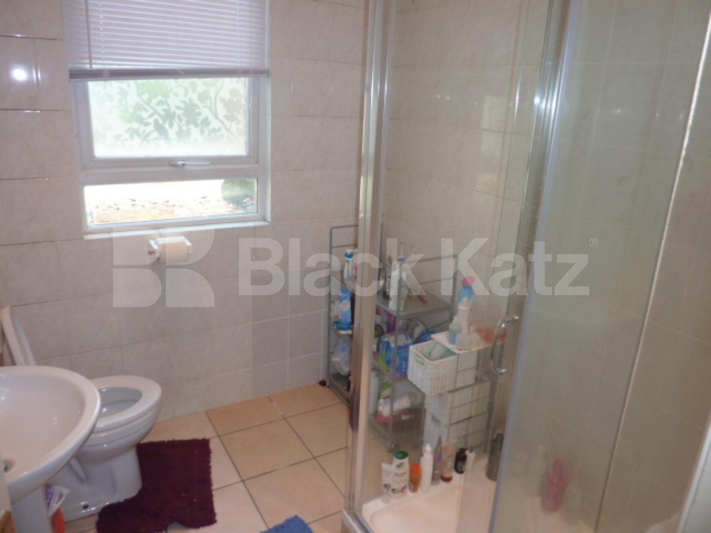 			GREAT LOCATION FOR ALL CENTRAL LONDON UNIVERSITEIES, 3 Bedroom, 1 bath, 1 reception Flat			 Kings Cross Road, KINGS CROSS-RUSSELL SQUARE