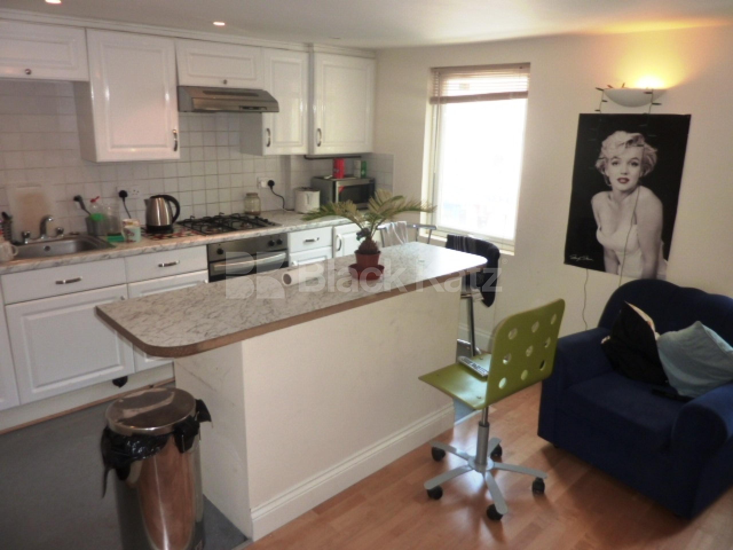 			GREAT LOCATION FOR ALL CENTRAL LONDON UNIVERSITEIES, 3 Bedroom, 1 bath, 1 reception Flat			 Kings Cross Road, KINGS CROSS-RUSSELL SQUARE WC1X