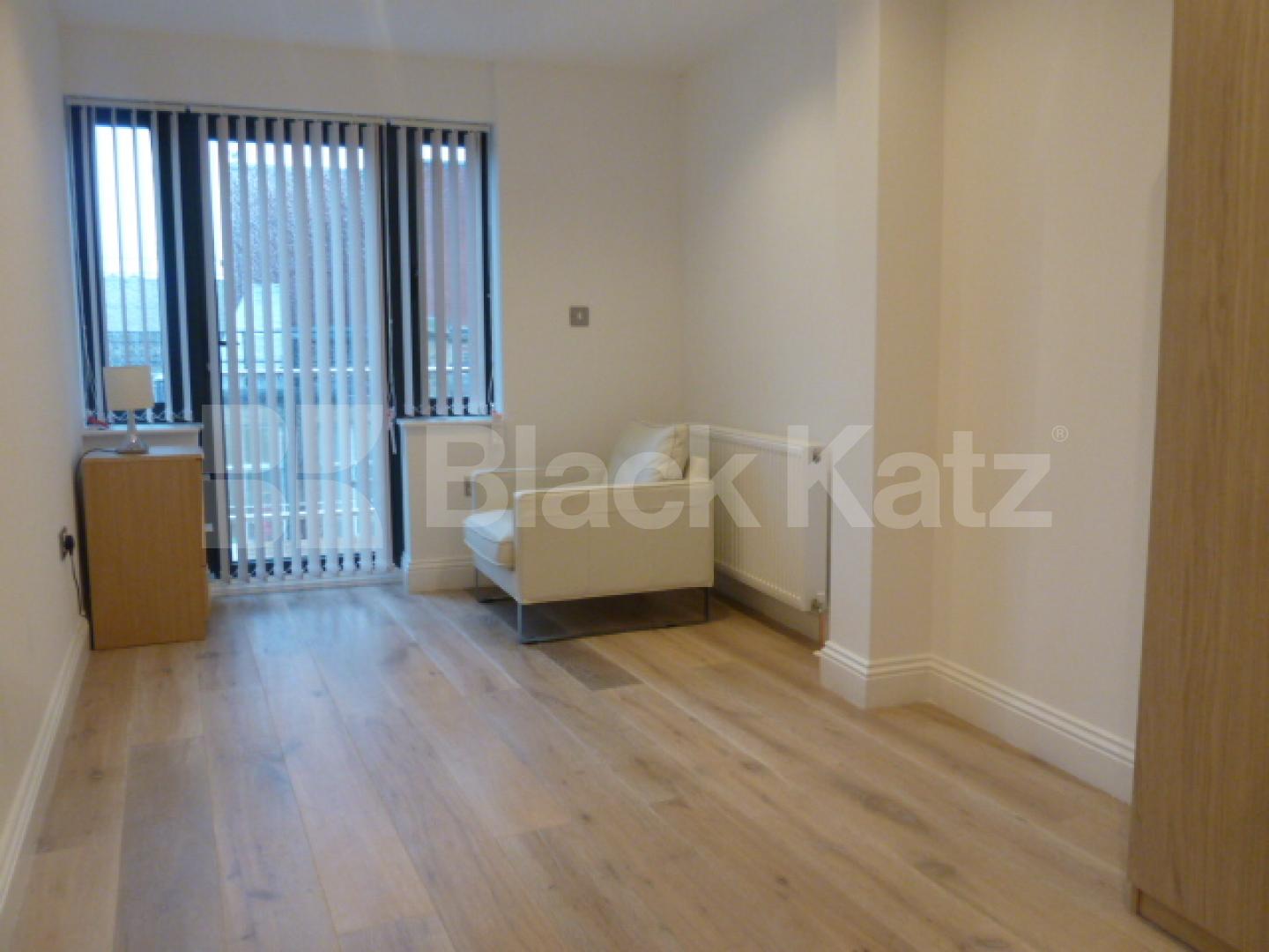 			STUNNING NEW 2 BEDROOM SPLIT LEVEL APARTMENT WITH PRIVATE TERRACE, 2 Bedroom, 1 bath, 1 reception Flat			 Baron Street, ANGEL-ISLINGTON