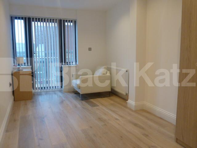 			STUNNING NEW 2 BEDROOM SPLIT LEVEL APARTMENT WITH PRIVATE TERRACE, 2 Bedroom, 1 bath, 1 reception Flat			 Baron Street, ANGEL-ISLINGTON