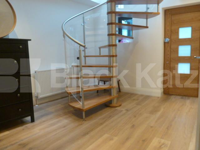 			STUNNING NEW 2 BEDROOM SPLIT LEVEL APARTMENT WITH PRIVATE TERRACE, 2 Bedroom, 1 bath, 1 reception Flat			 Baron Street, ANGEL-ISLINGTON