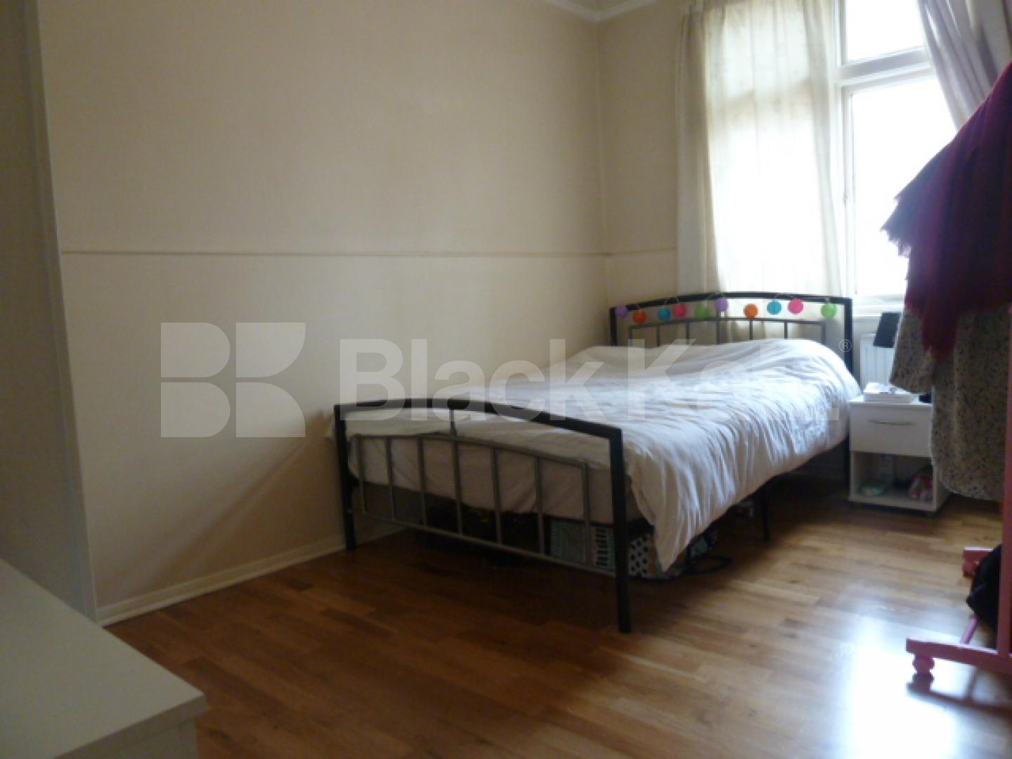 			GREAT TWO BEDROOM FLAT IN ANGEL WITH A ROOF TERRACE, 2 Bedroom, 1 bath, 1 reception Flat			 Chapel Market, ANGEL-ISLINGTON