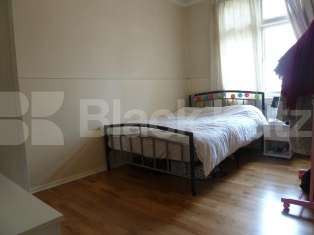 			GREAT TWO BEDROOM FLAT IN ANGEL WITH A ROOF TERRACE, 2 Bedroom, 1 bath, 1 reception Flat			 Chapel Market, ANGEL-ISLINGTON