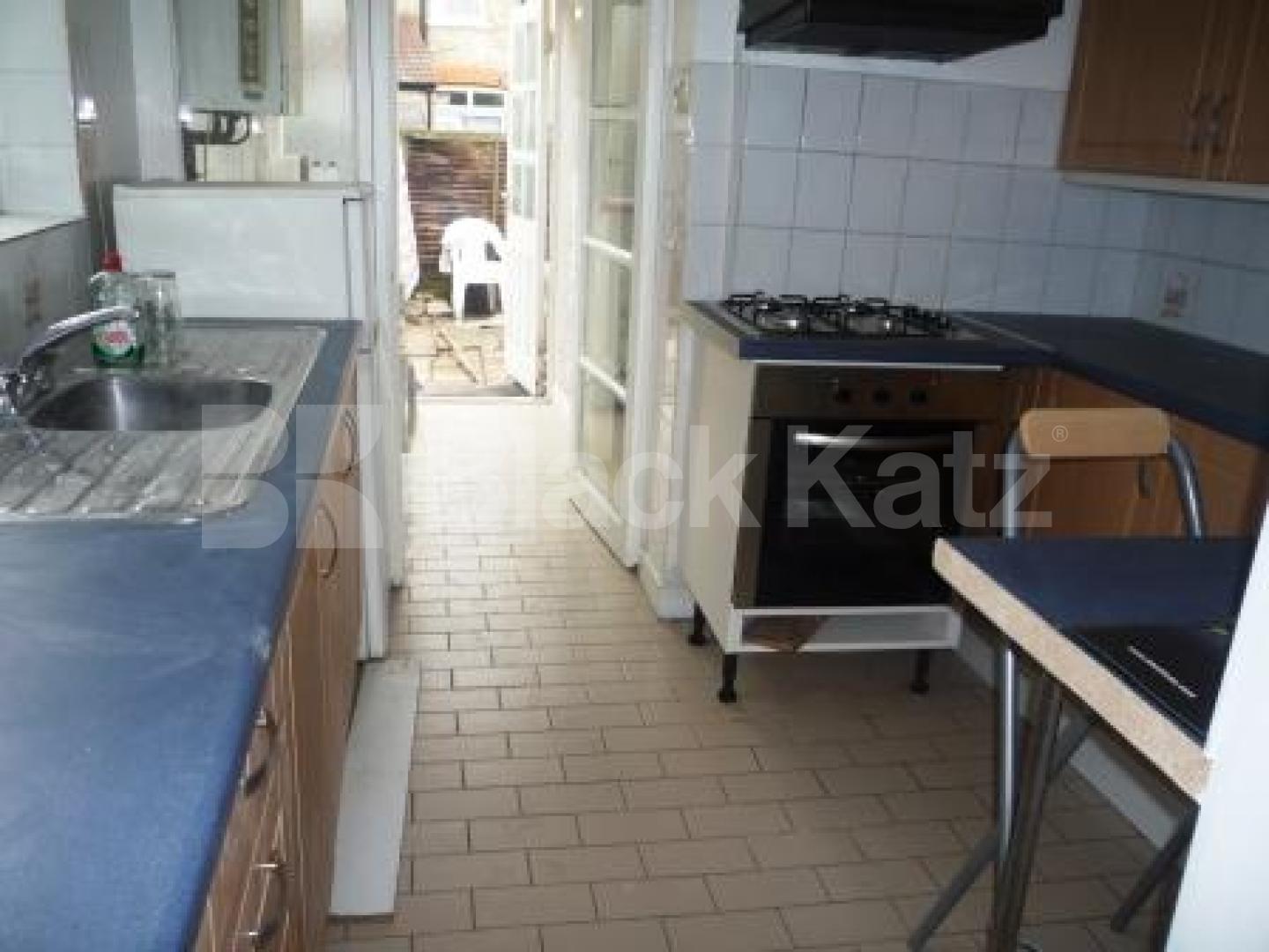 			2 Bedroom, 1 bath, 1 reception Ground Floor Flat			 Northcott Avenue, BOUNDS GREEN