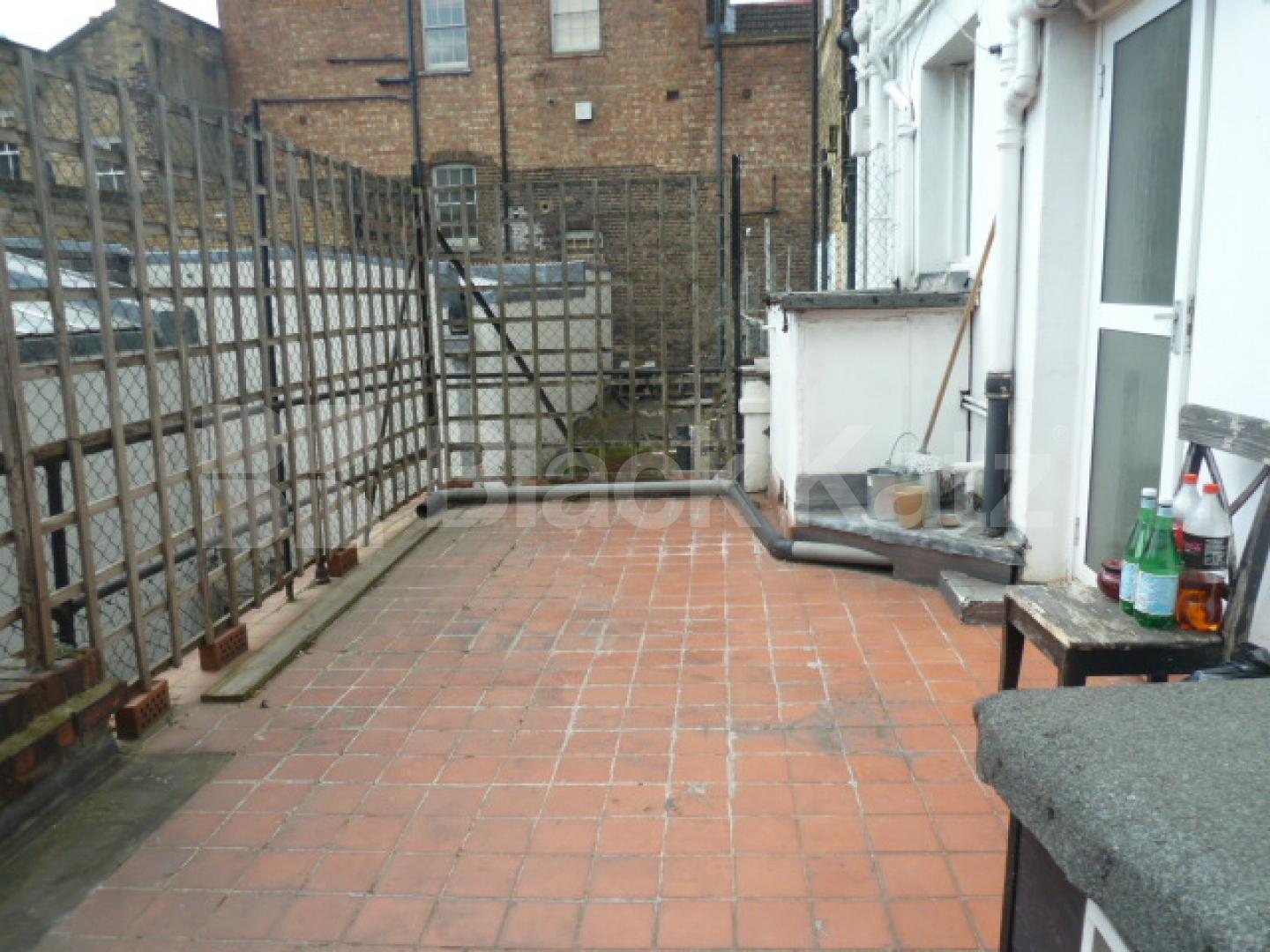 			GREAT TWO BEDROOM FLAT IN ANGEL WITH A ROOF TERRACE, 2 Bedroom, 1 bath, 1 reception Flat			 Chapel Market, ANGEL-ISLINGTON