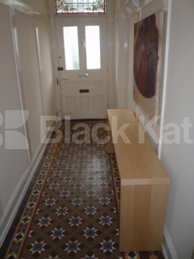 			LET BY BLACK KATZ, 2 Bedroom, 1 bath, 1 reception Flat			 Kings Avenue, MUSWELL HILL