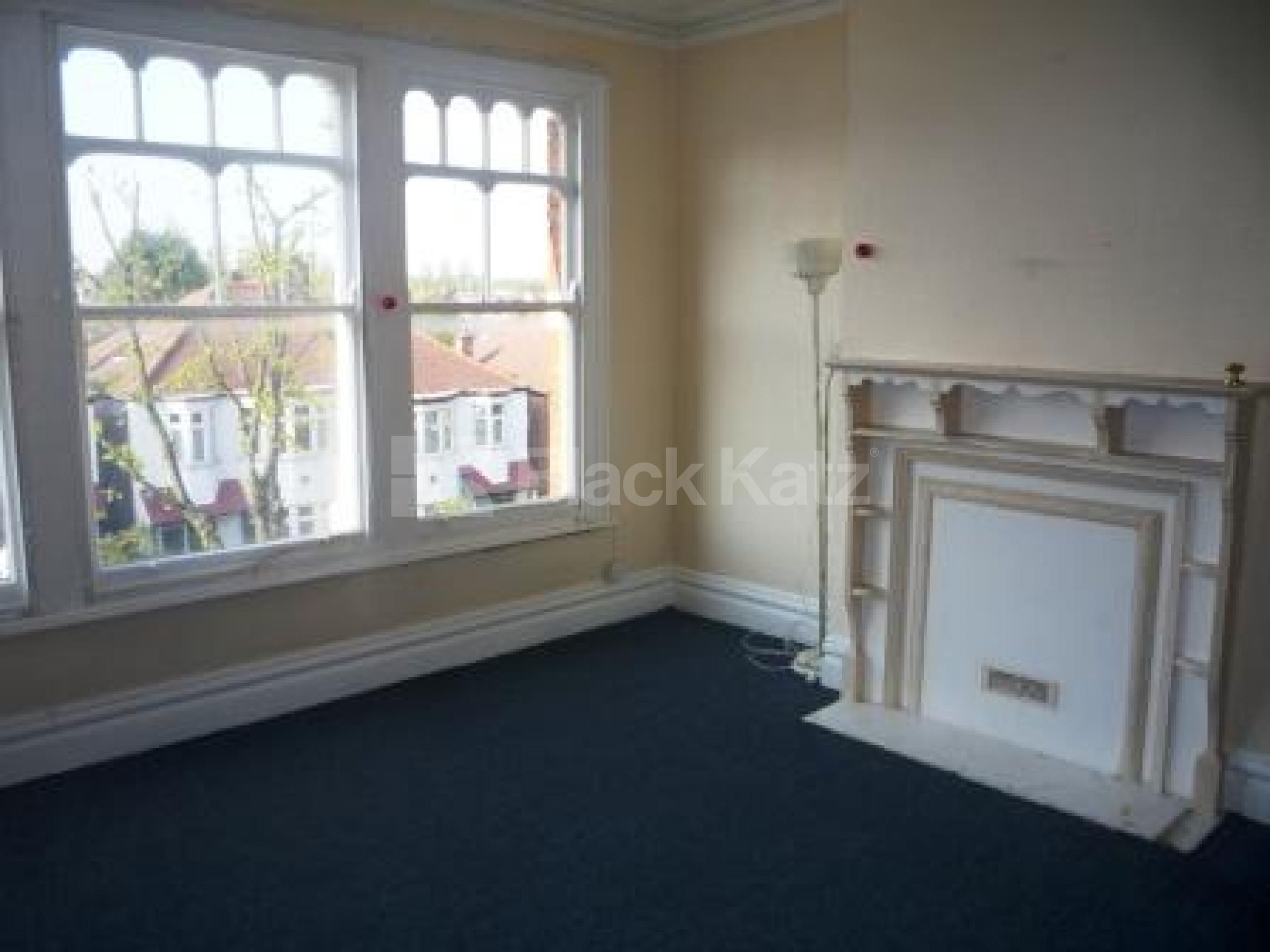 			3 Bedroom, 1 bath, 1 reception Flat			 Alexandra Park Road, MUSWELL HILL N10