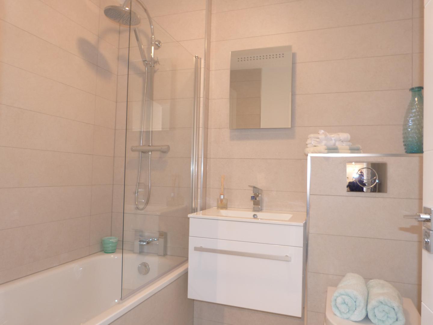 			2 Bedroom, 1 bath, 1 reception Flat			 Brondesbury Villas, QUEENS PARK