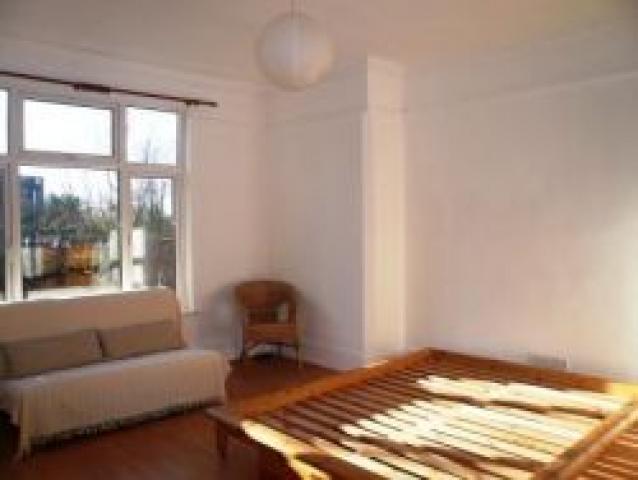 			2 Bedroom, 1 bath, 1 reception Flat			 The Grove, FINCHLEY CENTRAL