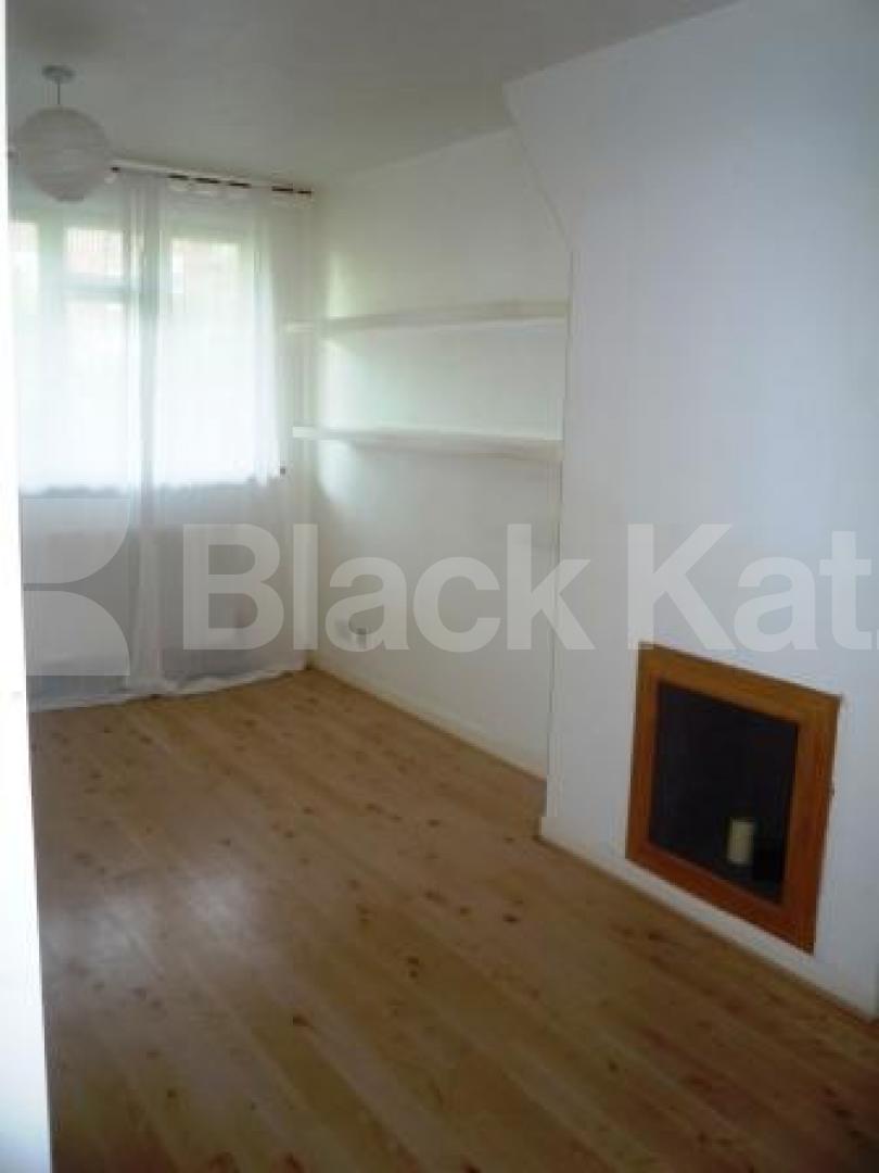 			Seconds from the Broadway!!, 1 Bedroom, 1 bath, 1 reception Flat			 St James Lane, MUSWELL HILL