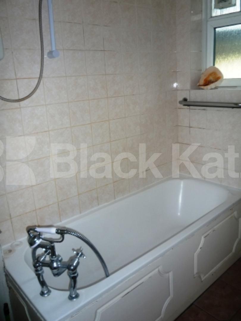 			Seconds from the Broadway!!, 1 Bedroom, 1 bath, 1 reception Flat			 St James Lane, MUSWELL HILL