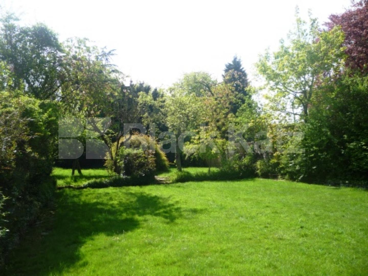 			5 Bedroom, 1 bath, 1 reception Flat			 Bancroft Avenue, HAMPSTEAD GARDEN SUBURBS N2