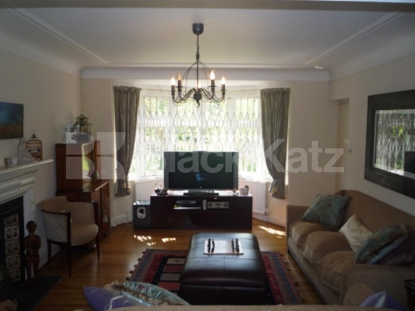 			5 Bedroom, 1 bath, 1 reception Flat			 Bancroft Avenue, HAMPSTEAD GARDEN SUBURBS N2