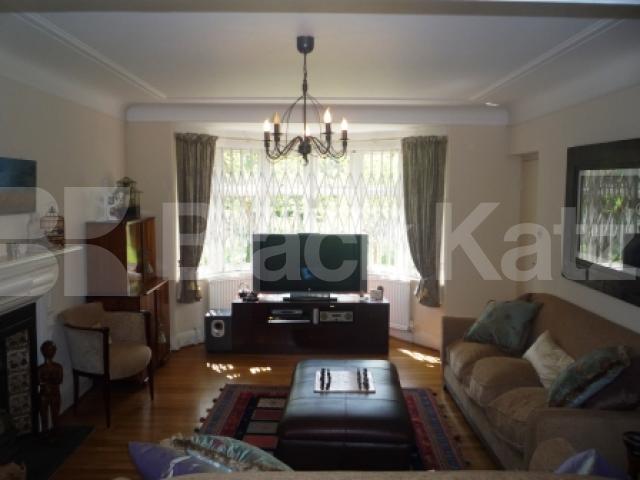 			5 Bedroom, 1 bath, 1 reception Flat			 Bancroft Avenue, HAMPSTEAD GARDEN SUBURBS N2