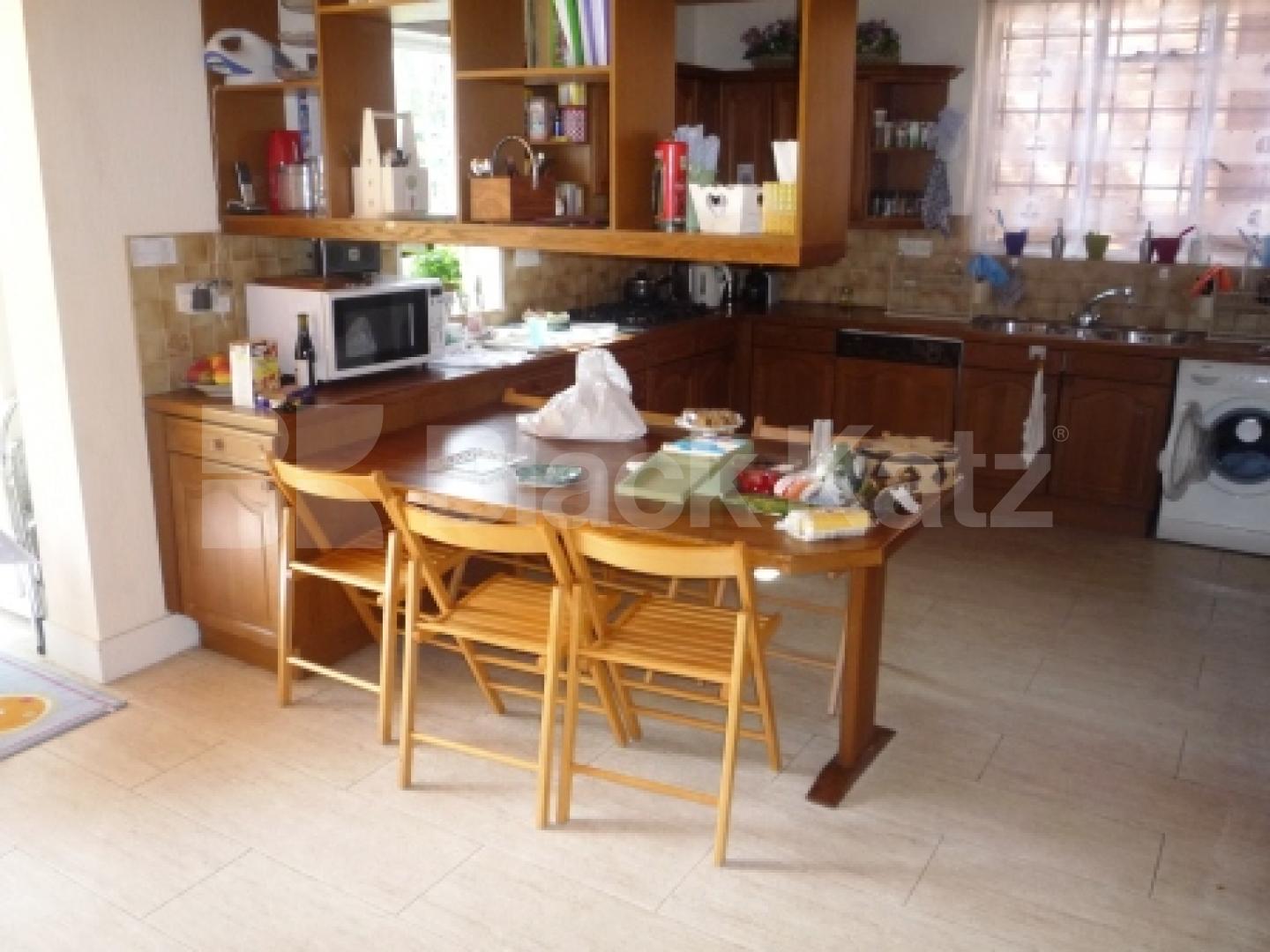 			5 Bedroom, 1 bath, 1 reception Flat			 Bancroft Avenue, HAMPSTEAD GARDEN SUBURBS N2