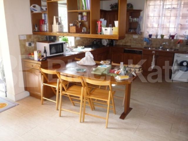 			5 Bedroom, 1 bath, 1 reception Flat			 Bancroft Avenue, HAMPSTEAD GARDEN SUBURBS N2