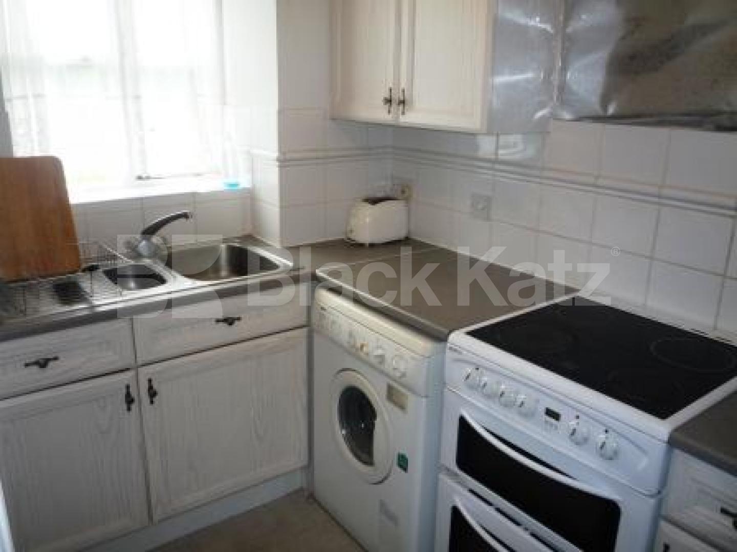 			LOVELY DEVELOPEMENT!, 2 Bedroom, 1 bath, 1 reception Flat			 Simms Gardens, EAST FINCHLEY