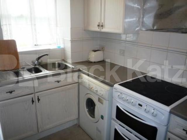 			LOVELY DEVELOPEMENT!, 2 Bedroom, 1 bath, 1 reception Flat			 Simms Gardens, EAST FINCHLEY
