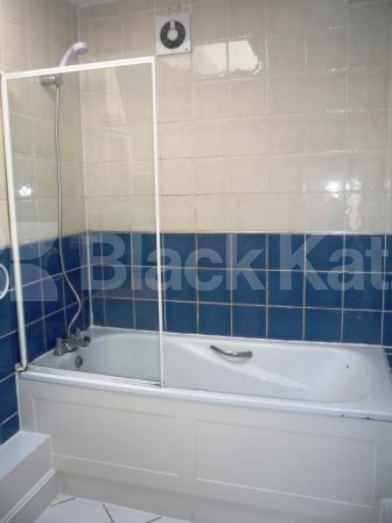 			Must be seen!, 4 Bedroom, 1 bath, 1 reception Flat			 Pembroke Road, MUSWELL HILL