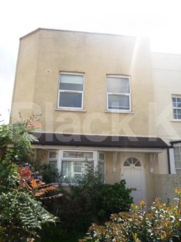 			Must be seen!, 4 Bedroom, 1 bath, 1 reception Flat			 Pembroke Road, MUSWELL HILL
