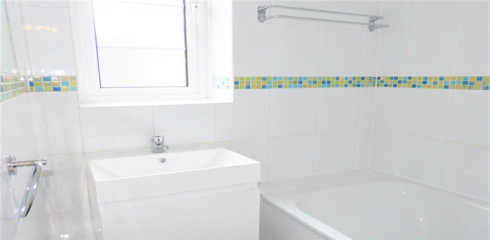 			HEATING and HOT WATER INCLUDED, 4 Bedroom, 1 bath, 1 reception Flat			 Finchley Road, GOLDERS GREEN/FINCHLEY ROAD