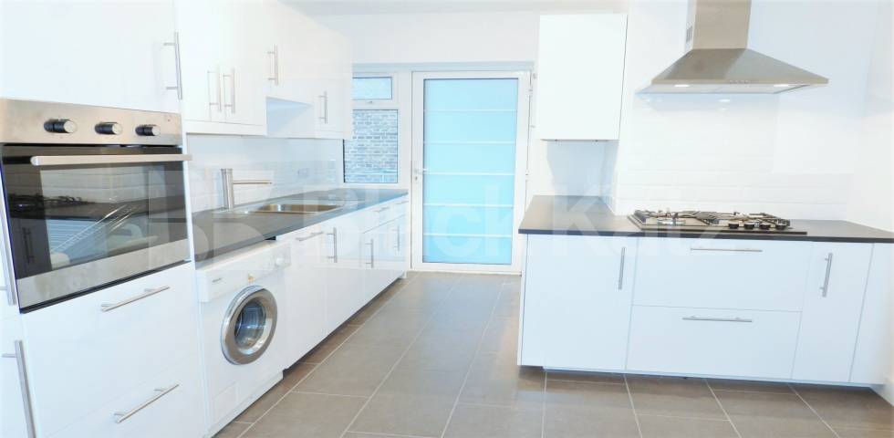 			HEATING and HOT WATER INCLUDED, 4 Bedroom, 1 bath, 1 reception Flat			 Finchley Road, GOLDERS GREEN/FINCHLEY ROAD