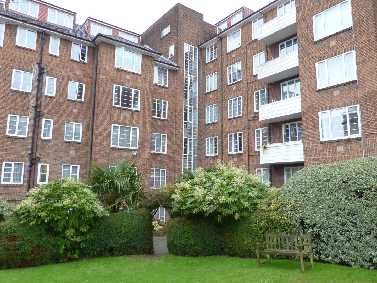 			LET, 4 Bedroom, 1 bath, 1 reception Flat			 Finchley Road, GOLDERS GREEN/FINCHLEY ROAD