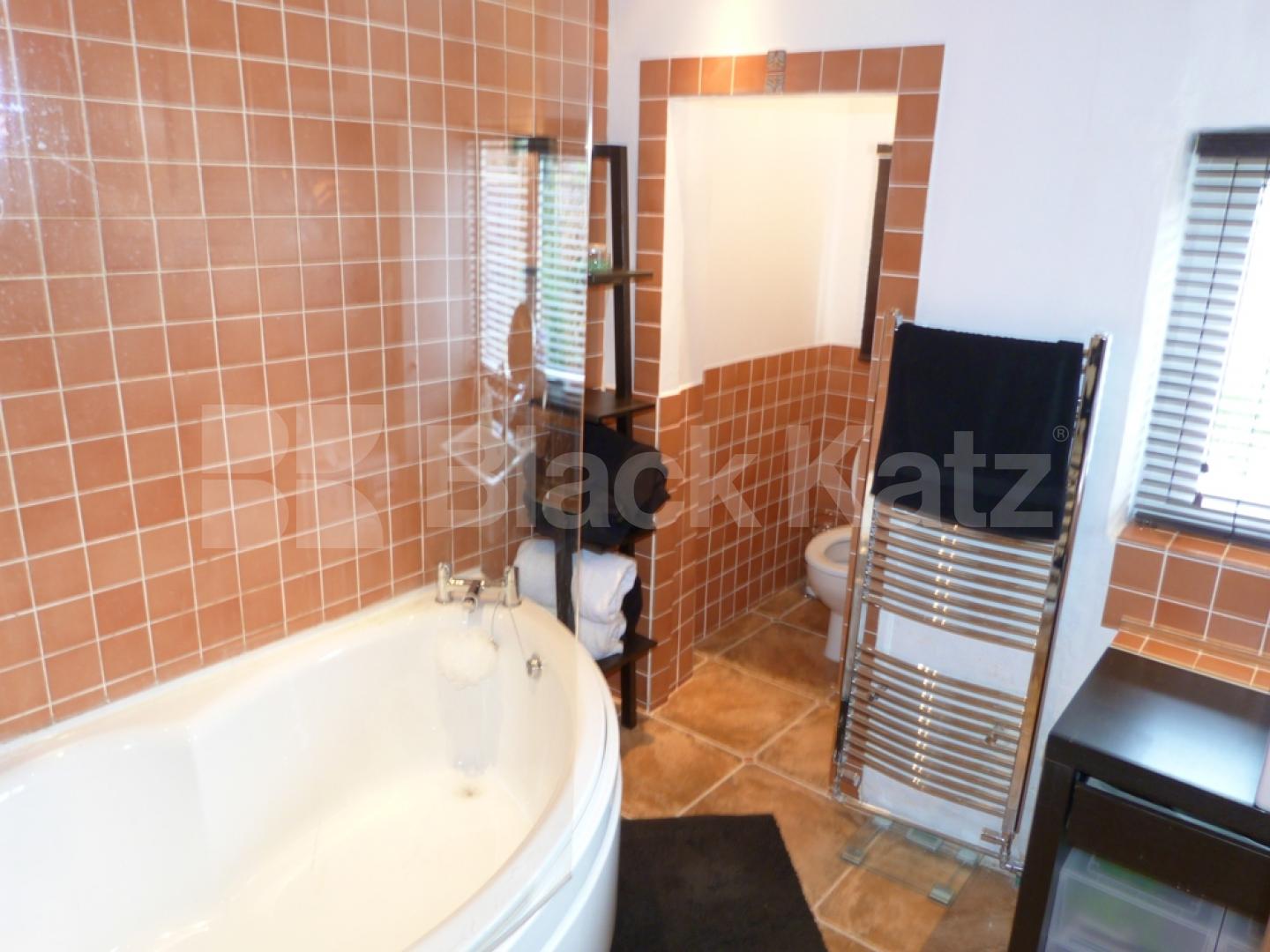 			Stunning Property, 1 Bedroom, 1 bath, 1 reception Ground Floor Flat			 Squires Lane, Finchley Central