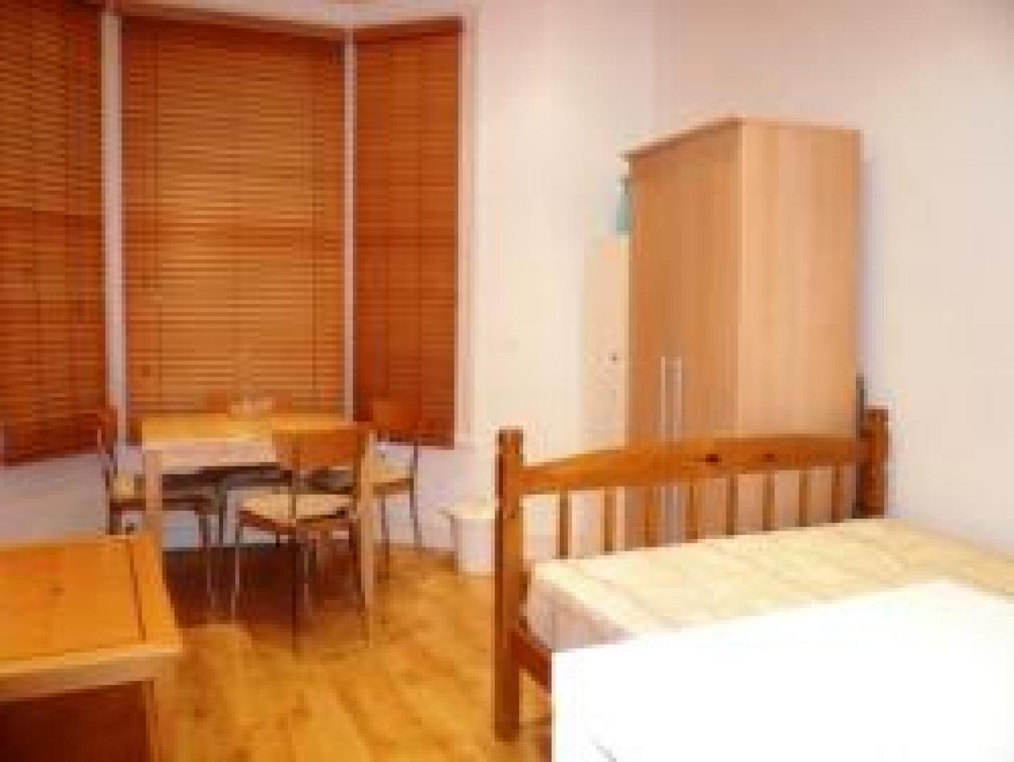 			VIEWINGS ARE HIGHLY RECOMMENDED!, Studio Apartment, 1 bath, 1 reception Flat			 Constantine Road, BELSIZE PARK