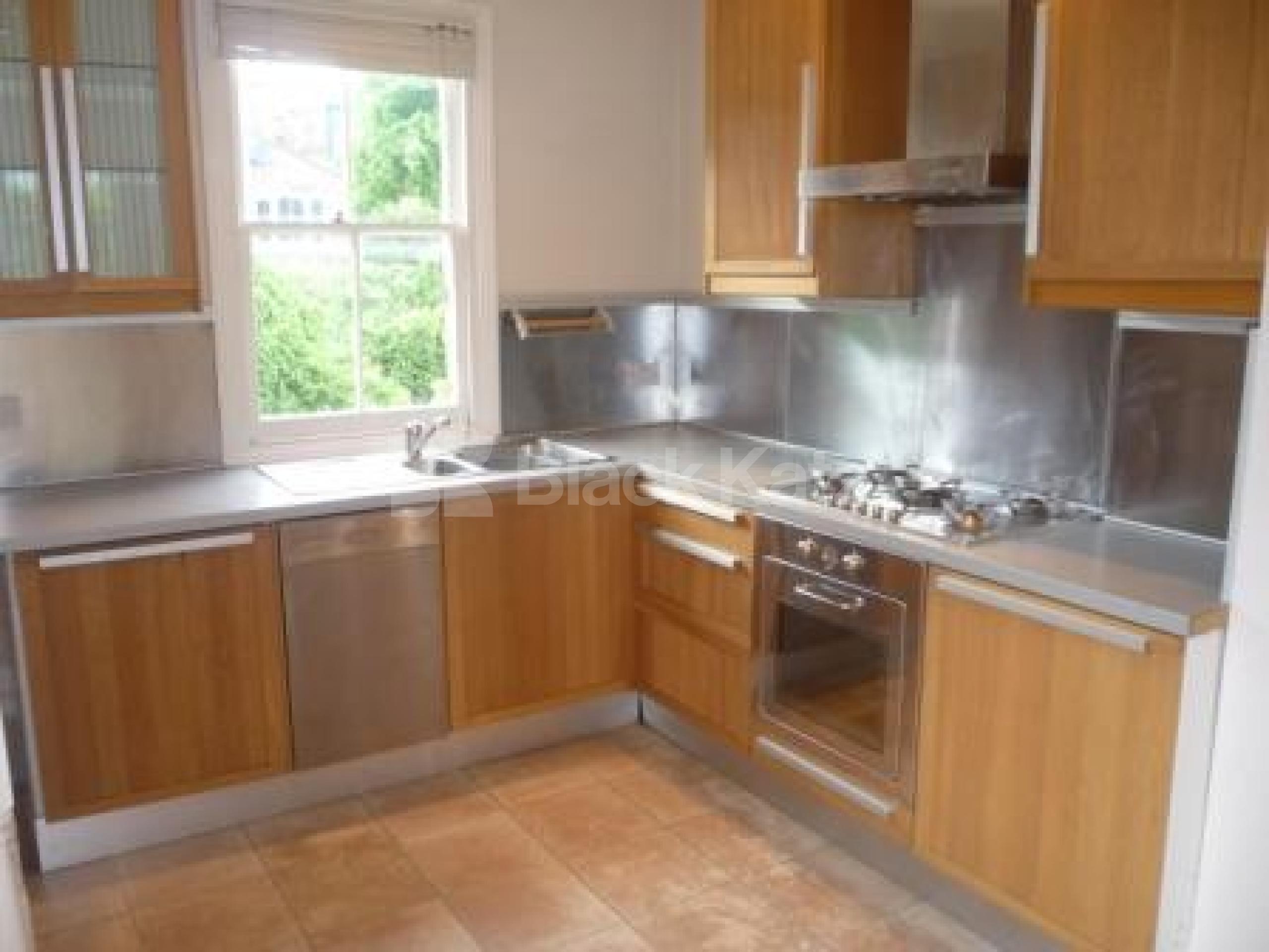 			STUNNING PROPERTY OVER THREE FLOORS!, 3 Bedroom, 1 bath, 1 reception Flat			 Nightingale Lane, CROUCH END N8