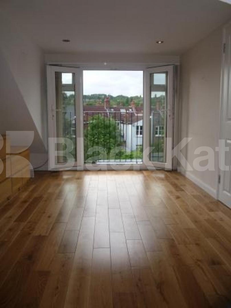 			STUNNING PROPERTY OVER THREE FLOORS!, 3 Bedroom, 1 bath, 1 reception Flat			 Nightingale Lane, CROUCH END