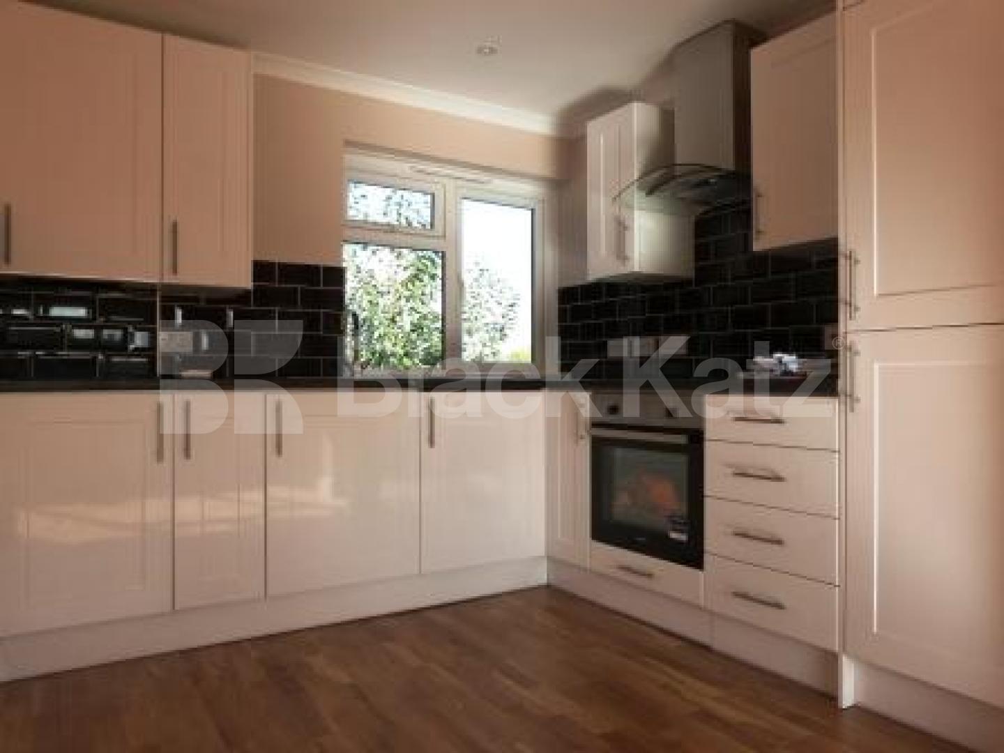 			BRAND NEW REFURBISHMENT!! EARLY VIEWINGS STRONGLY ADVISED!!N10, 2 Bedroom, 1 bath, 1 reception Flat			 Martins Walk, Muswell Hill