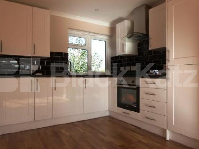 			BRAND NEW REFURBISHMENT!! EARLY VIEWINGS STRONGLY ADVISED!!N10, 2 Bedroom, 1 bath, 1 reception Flat			 Martins Walk, Muswell Hill