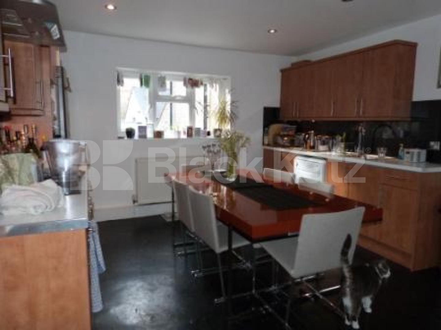 			MUST SEE, 3 Bedroom, 1 bath, 1 reception Flat			 Womersley Road, Crouch End