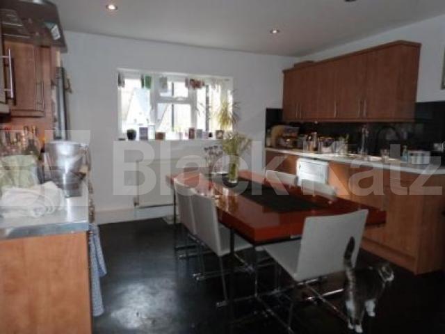 			MUST SEE, 3 Bedroom, 1 bath, 1 reception Flat			 Womersley Road, Crouch End