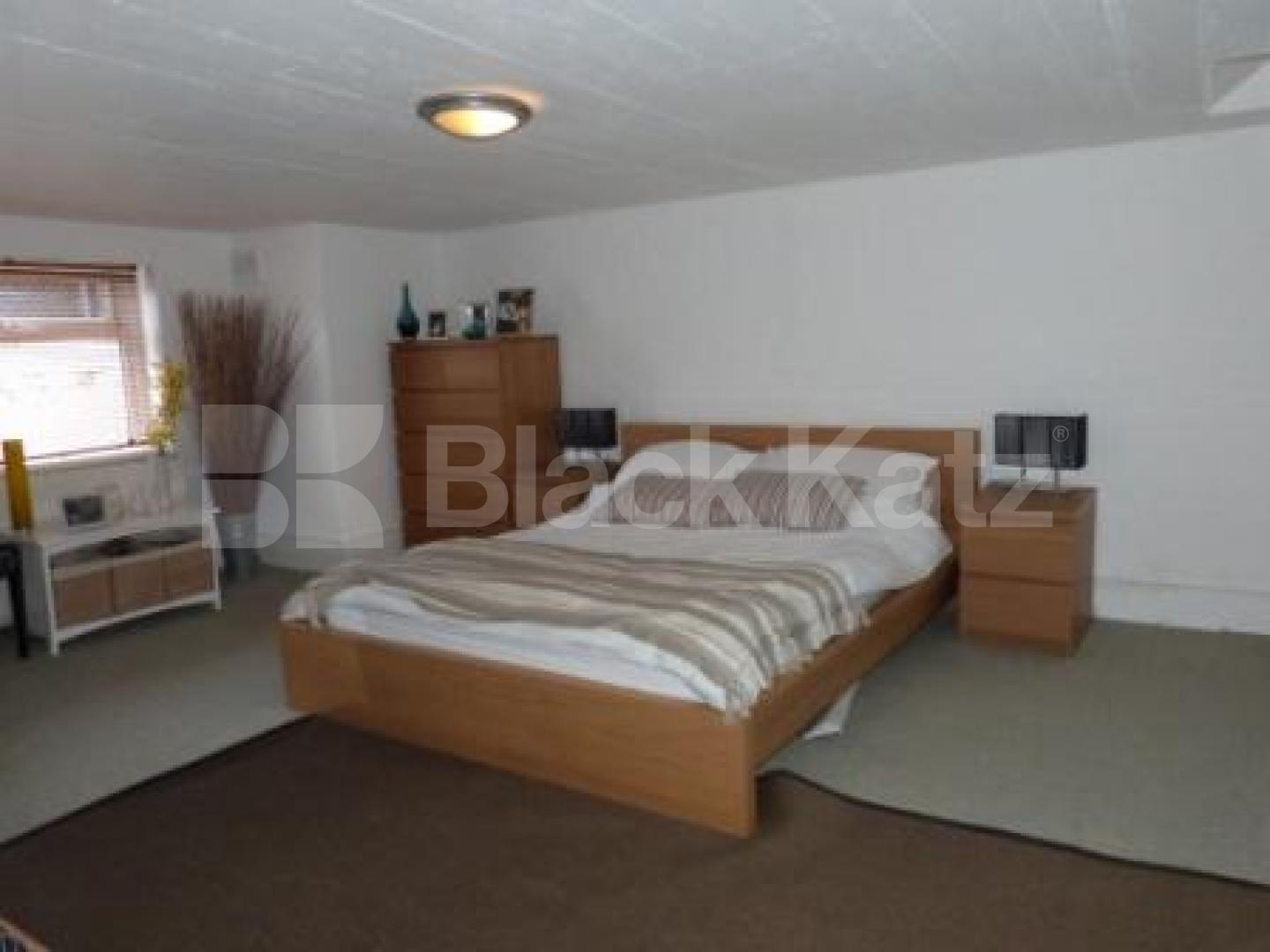 			MUST SEE, 3 Bedroom, 1 bath, 1 reception Flat			 Womersley Road, Crouch End