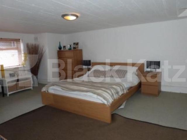 			MUST SEE, 3 Bedroom, 1 bath, 1 reception Flat			 Womersley Road, Crouch End